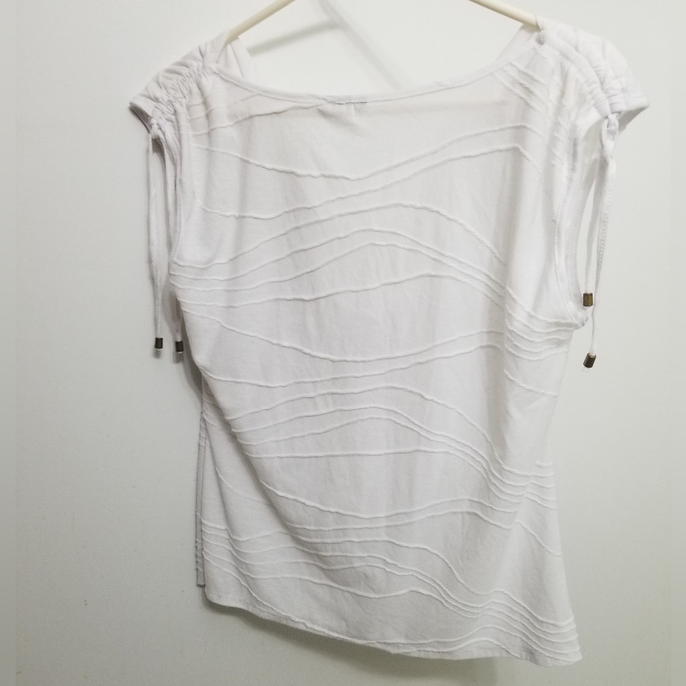 EUC textured white blouse that clicks - Picture 3 of 3